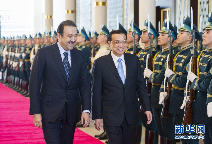 12月14日，應哈薩克斯坦共和國總理馬西莫夫邀請，國務院總理李克強乘專機抵達阿斯塔納國際機場，開始對哈薩克斯坦進行正式訪問，舉行中哈總理第二次定期會晤，并出席上海合作組織成員國政府首腦理事會第十三次會議。馬西莫夫到機場迎接李克強，并舉行隆重的歡迎儀式。新華社記者 黃敬文 攝