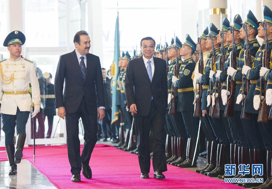 12月14日，應哈薩克斯坦共和國總理馬西莫夫邀請，國務院總理李克強乘專機抵達阿斯塔納國際機場，開始對哈薩克斯坦進行正式訪問，舉行中哈總理第二次定期會晤，并出席上海合作組織成員國政府首腦理事會第十三次會議。馬西莫夫到機場迎接李克強，并舉行隆重的歡迎儀式。新華社記者 黃敬文 攝