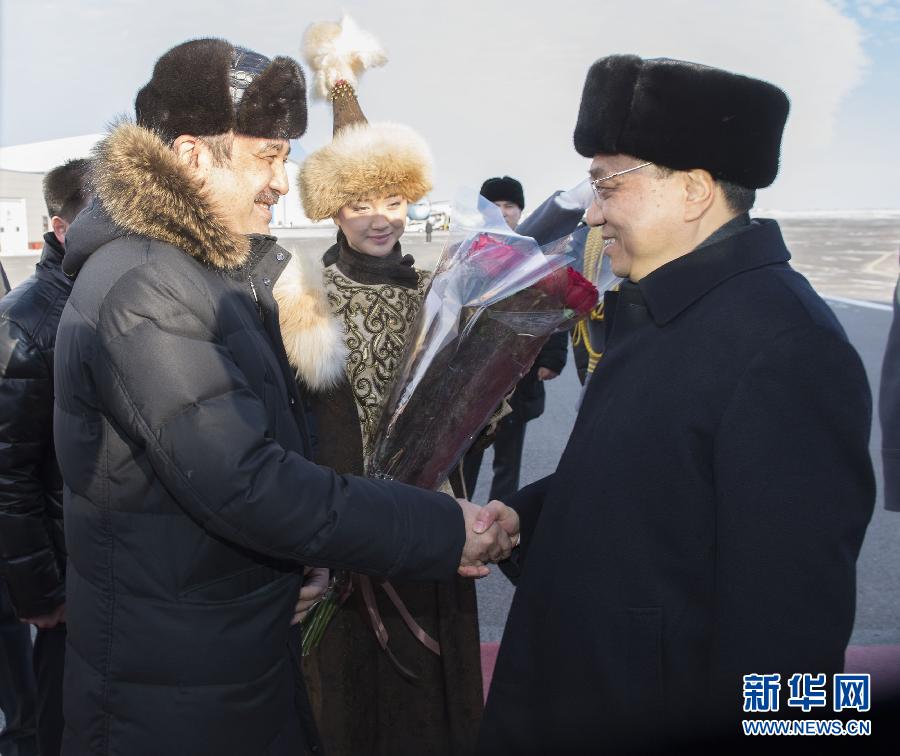 12月14日，應哈薩克斯坦共和國總理馬西莫夫邀請，國務院總理李克強乘專機抵達阿斯塔納國際機場，開始對哈薩克斯坦進行正式訪問，舉行中哈總理第二次定期會晤，并出席上海合作組織成員國政府首腦理事會第十三次會議。這是馬西莫夫到機場迎接李克強。新華社記者 黃敬文 攝