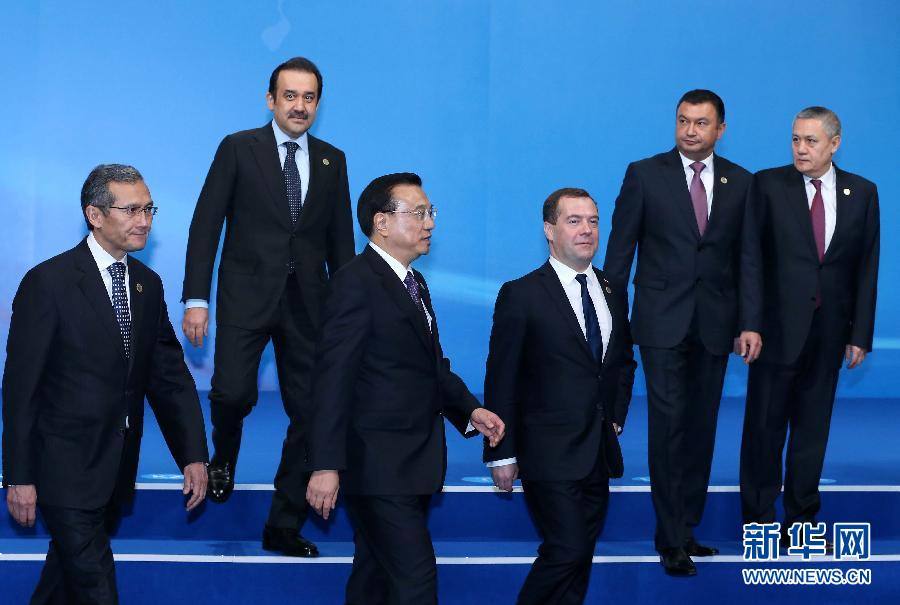 12月15日，中國國務(wù)院總理李克強(qiáng)在阿斯塔納出席上海合作組織成員國政府首腦理事會第十三次會議。這是與會領(lǐng)導(dǎo)人集體合影后走向會場。新華社記者 龐興雷 攝 