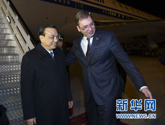 12月15日，國務院總理李克強抵達貝爾格萊德，出席中國－中東歐國家領導人會晤并正式訪問塞爾維亞，塞爾維亞總理武契奇到機場迎接。新華社記者 黃敬文 攝