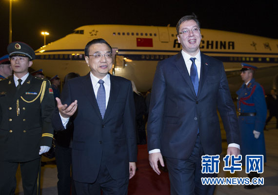 12月15日，國務院總理李克強抵達貝爾格萊德，出席中國－中東歐國家領導人會晤并正式訪問塞爾維亞，塞爾維亞總理武契奇到機場迎接。新華社記者 黃敬文 攝