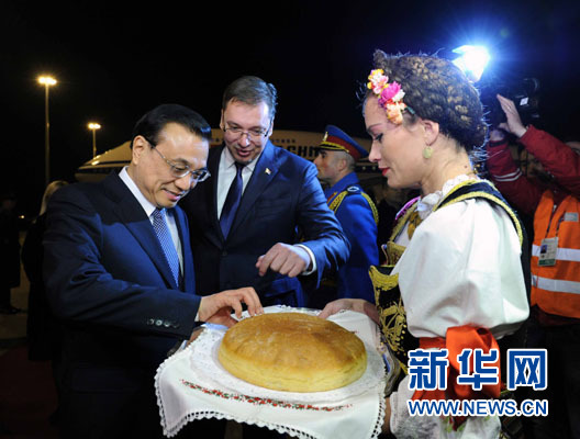 12月15日，國務院總理李克強抵達貝爾格萊德，出席中國－中東歐國家領導人會晤并正式訪問塞爾維亞，塞爾維亞總理武契奇到機場迎接。新華社記者 饒愛民 攝