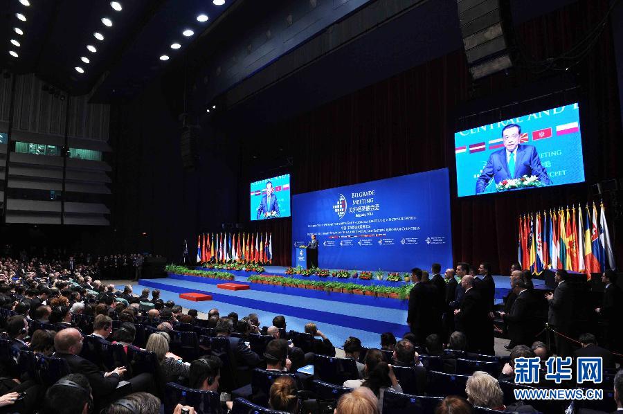 12月16日，國(guó)務(wù)院總理李克強(qiáng)在貝爾格萊德與中東歐國(guó)家領(lǐng)導(dǎo)人共同出席中國(guó)－中東歐國(guó)家第四屆經(jīng)貿(mào)論壇開(kāi)幕式并致辭。 新華社記者 饒愛(ài)民攝 