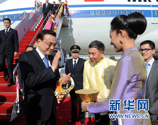 12月19日，中國(guó)國(guó)務(wù)院總理李克強(qiáng)抵達(dá)曼谷，出席大湄公河次區(qū)域經(jīng)濟(jì)合作領(lǐng)導(dǎo)人第五次會(huì)議。新華社記者饒愛(ài)民攝