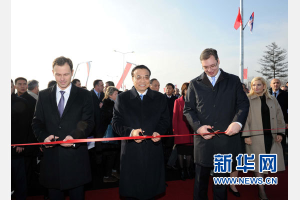 12月18日，中國國務(wù)院總理李克強在貝爾格萊德同塞爾維亞總理武契奇共同出席貝爾格萊德跨多瑙河大橋竣工儀式。這是李克強與武契奇為新建成的大橋剪彩。新華社記者 饒愛民 攝
