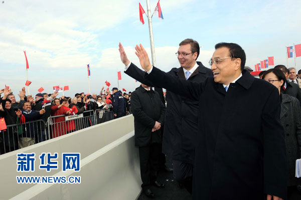 12月18日，中國國務(wù)院總理李克強在貝爾格萊德同塞爾維亞總理武契奇共同出席貝爾格萊德跨多瑙河大橋竣工儀式。這是李克強與武契奇在儀式現(xiàn)場向塞爾維亞群眾揮手致意。新華社記者 饒愛民 攝