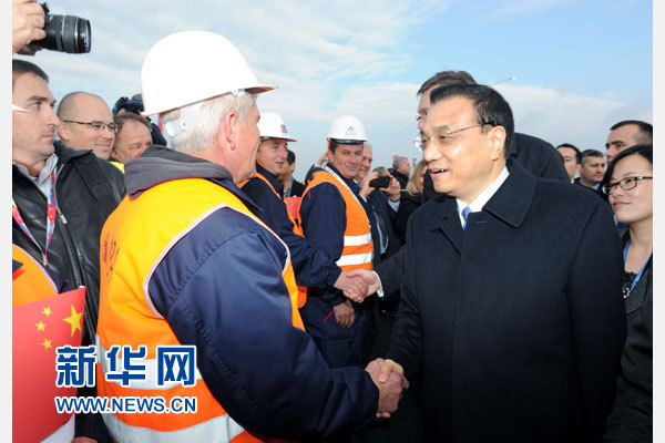 12月18日，中國國務(wù)院總理李克強在貝爾格萊德同塞爾維亞總理武契奇共同出席貝爾格萊德跨多瑙河大橋竣工儀式。這是李克強同大橋建設(shè)者親切交流。新華社記者 饒愛民 攝