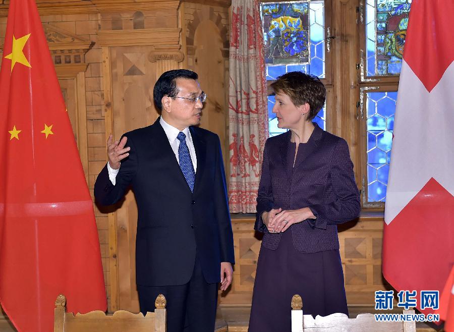 1月21日，國務院總理李克強在達沃斯同瑞士聯邦主席索馬魯加舉行會談。這是會談結束后，李克強與索馬魯加共同出席雙邊金融、食品、藥品、科研、人員往來等領域合作文件簽字儀式。新華社記者 李濤 攝