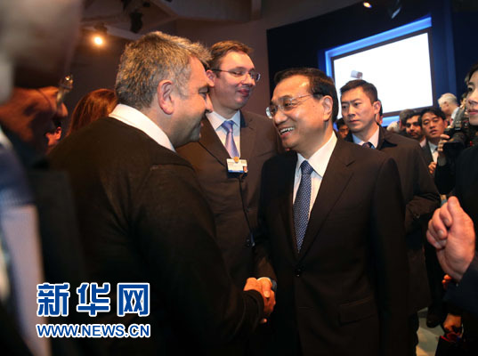 1月21日，中國國務院總理李克強在瑞士達沃斯舉行的世界經濟論壇全會發表特別致辭并回答提問。這是李克強在致辭后同與會嘉賓親切交談。新華社記者 劉衛兵 攝