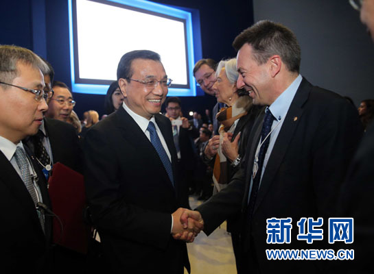 1月21日，中國國務院總理李克強在瑞士達沃斯舉行的世界經濟論壇全會發表特別致辭并回答提問。這是李克強在致辭前同與會嘉賓親切交談。新華社記者 劉衛兵 攝