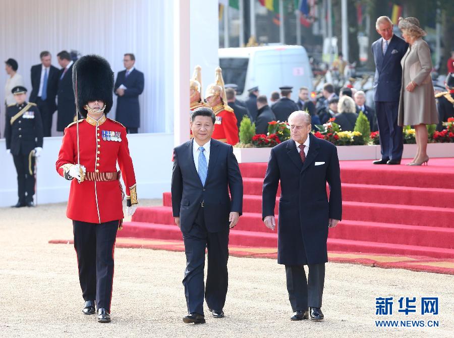 這是習(xí)近平在伊麗莎白二世女王的丈夫菲利普親王的陪同下檢閱儀仗隊(duì)。新華社記者 龐興雷 攝 這是習(xí)近平在伊麗莎白二世女王的丈夫菲利普親王的陪同下檢閱儀仗隊(duì)。新華社記者 龐興雷 攝