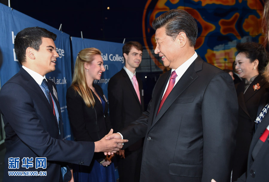 10月21日，國家主席習近平在倫敦參觀帝國理工學院。 新華社記者謝環(huán)馳 攝