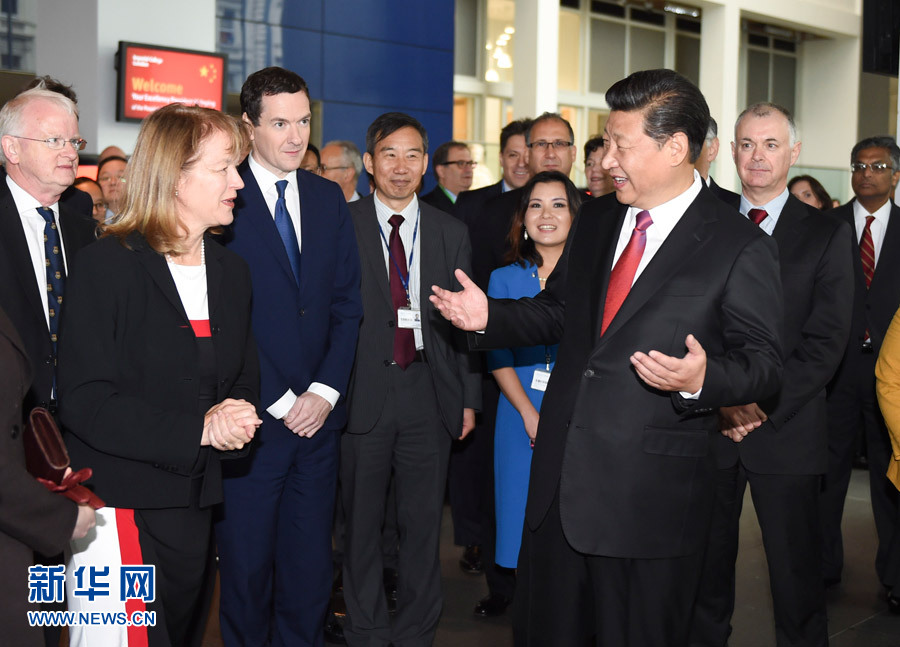 10月21日，國家主席習近平在倫敦參觀帝國理工學院。這是習近平同該校員工親切交談。 新華社記者 謝環(huán)馳 攝