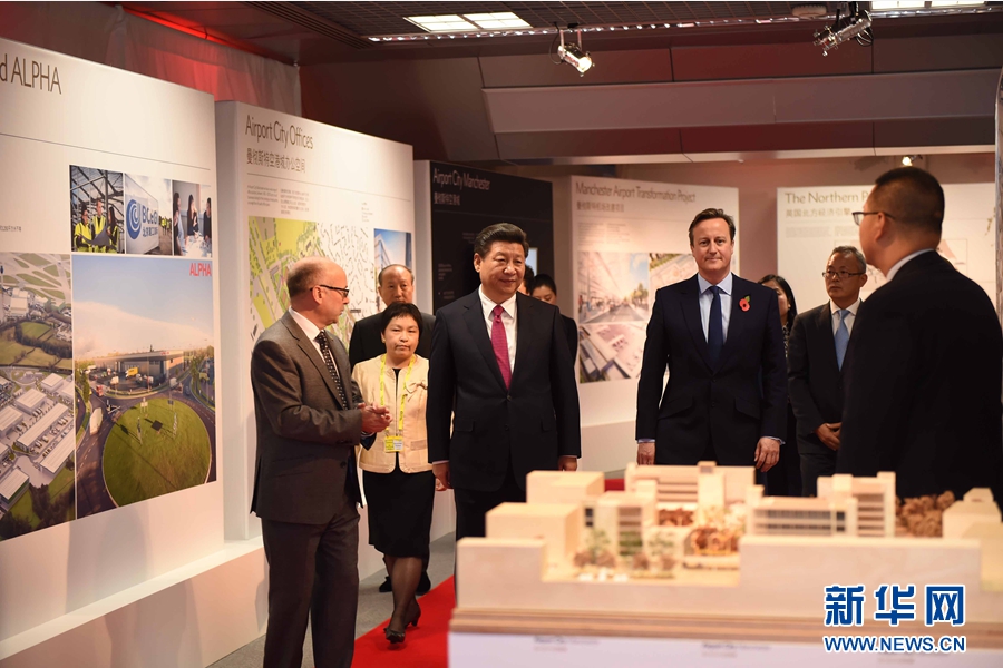 10月23日，國家主席習近平在英國首相卡梅倫陪同下，參觀曼徹斯特空港城項目。這是習近平和卡梅倫共同參觀曼徹斯特空港城發展規劃圖片展和空港城中國園模型。 新華社記者 張鐸 攝