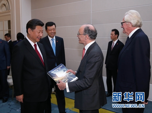 10月22日，國家主席習近平在倫敦集體會見英國前首相布朗等英國友人。新華社記者 龐興雷 攝 