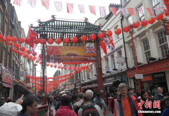 習(xí)近平主席訪問英國,倫敦唐人街掛出大紅燈籠和中英兩國國旗。 <a target='_blank' ><p align=