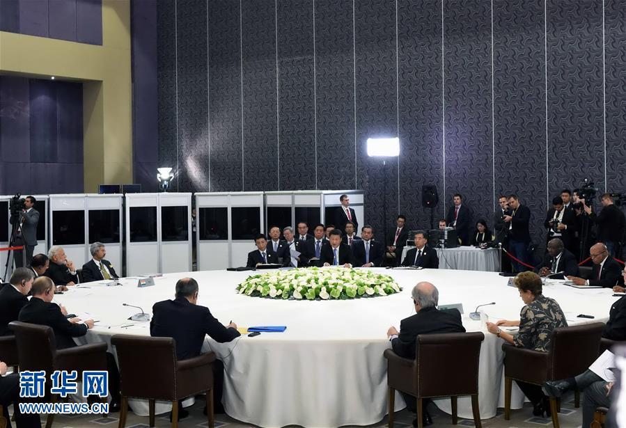  11月15日，金磚國家領(lǐng)導(dǎo)人非正式會(huì)晤在土耳其安塔利亞舉行，中國國家主席習(xí)近平、俄羅斯總統(tǒng)普京、印度總理莫迪、南非總統(tǒng)祖馬、巴西總統(tǒng)羅塞夫出席。習(xí)近平在會(huì)上發(fā)表題為《開拓機(jī)遇應(yīng)對(duì)挑戰(zhàn)》的重要講話。 新華社記者 饒愛民 攝 