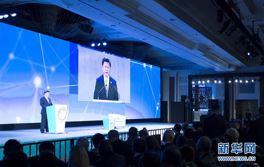 11月18日，國(guó)家主席習(xí)近平在菲律賓馬尼拉出席亞太經(jīng)合組織（APEC）工商領(lǐng)導(dǎo)人峰會(huì)并發(fā)表主旨演講。 新華社記者 王曄 攝 