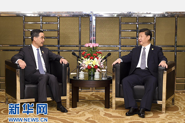 11月18日，國家主席習近平在菲律賓馬尼拉會見前來出席亞太經(jīng)合組織第二十三次領導人非正式會議的香港特別行政區(qū)行政長官梁振英。新華社記者謝環(huán)馳攝