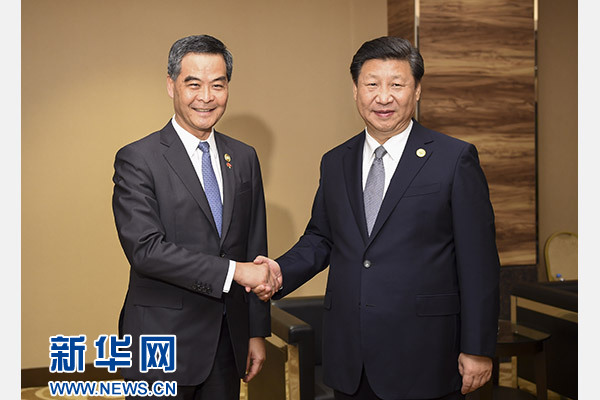 11月18日,國家主席習近平在菲律賓馬尼拉會見前來出席亞太經(jīng)合組織第二十三次領導人非正式會議的香港特別行政區(qū)行政長官梁振英。新華社記者謝環(huán)馳攝 11月18日,國家主席習近平在菲律賓馬尼拉會見前來出席亞太經(jīng)合組織第二十三次領導人非正式會議的香港特別行政區(qū)行政長官梁振英。新華社記者謝環(huán)馳攝
