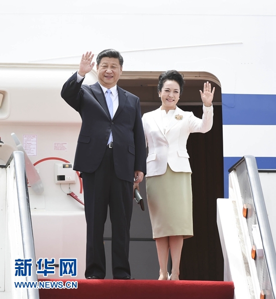 12月1日，中國國家主席習近平乘專機抵達津巴布韋首都哈拉雷，開始對津巴布韋進行國事訪問。津巴布韋總統穆加貝在機場舉行隆重歡迎儀式。這是習近平和夫人彭麗媛向歡迎人群揮手致意。新華社記者 謝環馳 攝 