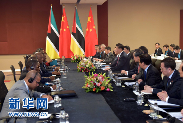 12月3日，國家主席習(xí)近平在約翰內(nèi)斯堡會見莫桑比克總統(tǒng)紐西。新華社記者 李濤 攝 