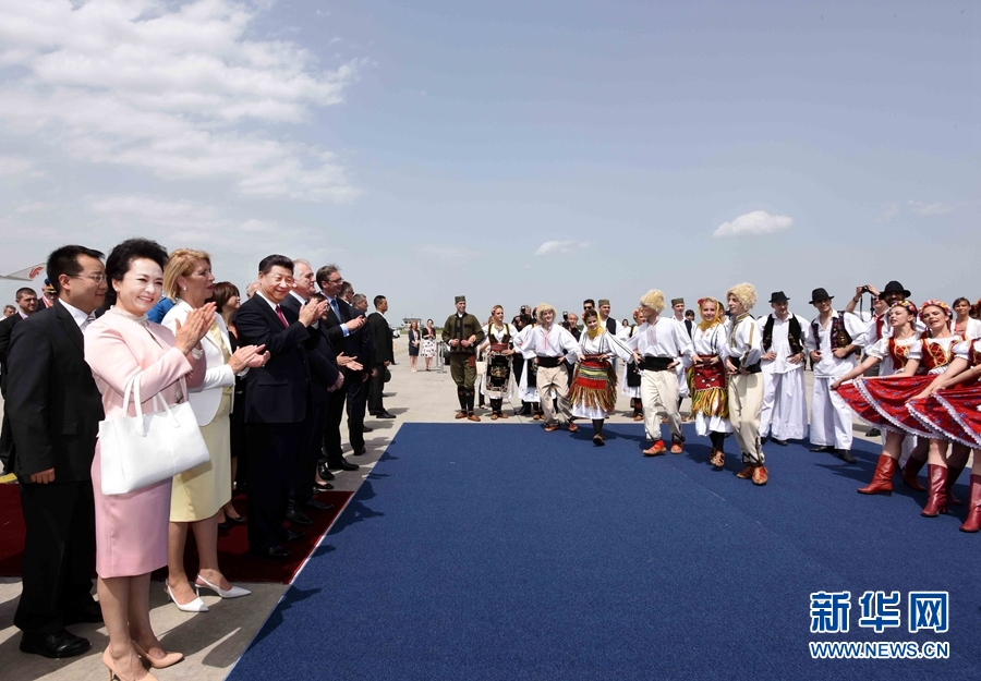 6月17日,國家主席習近平乘專機抵達貝爾格萊德,開始對塞爾維亞共和國進行國事訪問。塞爾維亞民眾跳起歡快熱情的傳統舞蹈科羅舞熱烈歡迎習近平和夫人彭麗媛到訪。新華社記者 饒愛民 攝 6月17日,國家主席習近平乘專機抵達貝爾格萊德,開始對塞爾維亞共和國進行國事訪問。塞爾維亞民眾跳起歡快熱情的傳統舞蹈科羅舞熱烈歡迎習近平和夫人彭麗媛到訪。新華社記者 饒愛民 攝