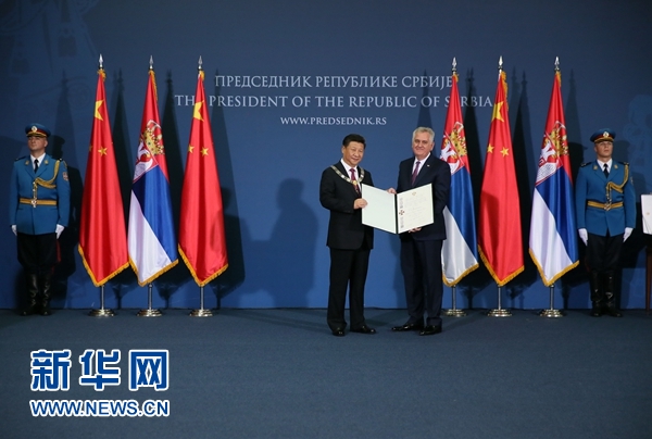 6月18日，國家主席習近平在貝爾格萊德同塞爾維亞總統尼科利奇舉行會談。會談后，尼科利奇向習近平授予塞爾維亞最高級別勛章“共和國一級榮譽勛章”，感謝習近平為中塞關系發展作出的杰出貢獻。新華社記者蘭紅光攝 