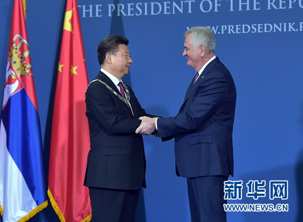 6月18日，國家主席習近平在貝爾格萊德同塞爾維亞總統尼科利奇舉行會談。會談后，尼科利奇向習近平授予塞爾維亞最高級別勛章“共和國一級榮譽勛章”，感謝習近平為中塞關系發展作出的杰出貢獻。新華社記者 李濤 攝 