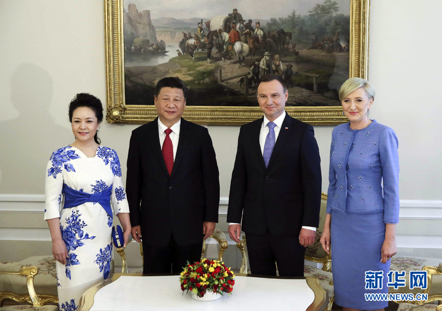 6月20日，國家主席習近平出席波蘭總統杜達在華沙總統府舉行的隆重歡迎儀式。歡迎儀式后，習近平和夫人彭麗媛同杜達和夫人阿加塔簡短寒暄。新華社記者 蘭紅光 攝