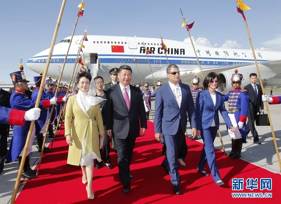 當?shù)貢r間11月17日,國家主席習近平乘專機抵達基多,開始對厄瓜多爾共和國進行國事訪問。厄瓜多爾總統(tǒng)科雷亞和夫人馬勒布等在機場熱情迎接習近平和夫人彭麗媛。新華社記者 鞠鵬 攝 當?shù)貢r間11月17日,國家主席習近平乘專機抵達基多,開始對厄瓜多爾共和國進行國事訪問。厄瓜多爾總統(tǒng)科雷亞和夫人馬勒布等在機場熱情迎接習近平和夫人彭麗媛。新華社記者 鞠鵬 攝