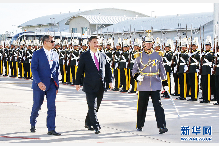 當?shù)貢r間11月17日,國家主席習近平乘專機抵達基多,開始對厄瓜多爾共和國進行國事訪問。這是厄瓜多爾總統(tǒng)科雷亞在機場為習近平舉行隆重歡迎儀式。新華社記者 鞠鵬 攝 當?shù)貢r間11月17日,國家主席習近平乘專機抵達基多,開始對厄瓜多爾共和國進行國事訪問。這是厄瓜多爾總統(tǒng)科雷亞在機場為習近平舉行隆重歡迎儀式。新華社記者 鞠鵬 攝