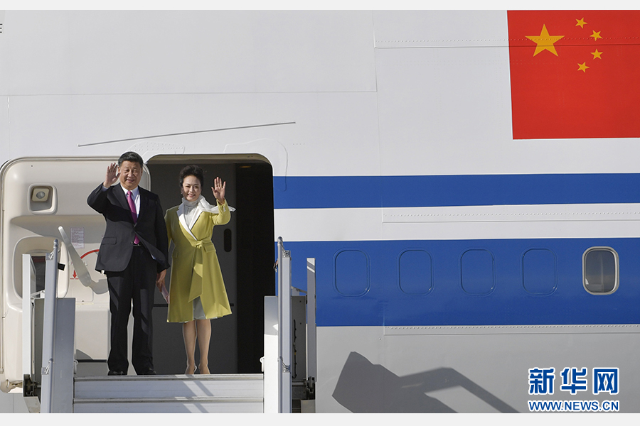 當?shù)貢r間11月17日,國家主席習近平乘專機抵達基多,開始對厄瓜多爾共和國進行國事訪問。這是習近平與夫人彭麗媛向歡迎人群揮手致意。新華社記者 王曄 攝 當?shù)貢r間11月17日,國家主席習近平乘專機抵達基多,開始對厄瓜多爾共和國進行國事訪問。這是習近平與夫人彭麗媛向歡迎人群揮手致意。新華社記者 王曄 攝