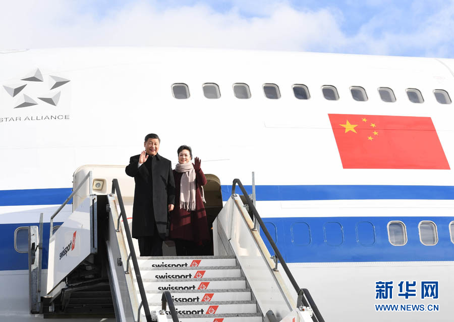 1月15日，國家主席習(xí)近平乘專機抵達(dá)蘇黎世，開始對瑞士聯(lián)邦進行國事訪問。 這是習(xí)近平和夫人彭麗媛步出艙門。 新華社記者 饒愛民 攝