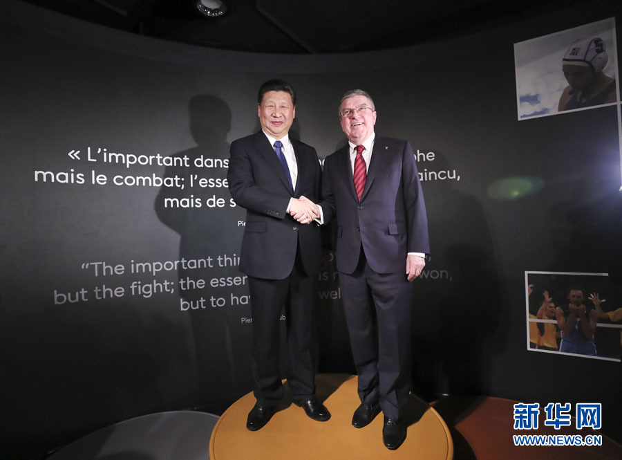 1月18日，國家主席習(xí)近平在瑞士洛桑國際奧林匹克博物館會(huì)見國際奧林匹克委員會(huì)主席巴赫。這是習(xí)近平和巴赫在奧運(yùn)冠軍領(lǐng)獎(jiǎng)臺(tái)上合影。新華社記者 蘭紅光 攝