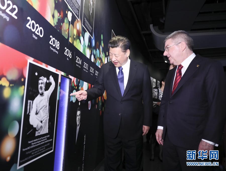 1月18日，國家主席習(xí)近平在瑞士洛桑國際奧林匹克博物館會(huì)見國際奧林匹克委員會(huì)主席巴赫。這是習(xí)近平在巴赫陪同下，參觀巴赫作為擊劍運(yùn)動(dòng)員參加奧運(yùn)會(huì)的照片。新華社記者 蘭紅光 攝