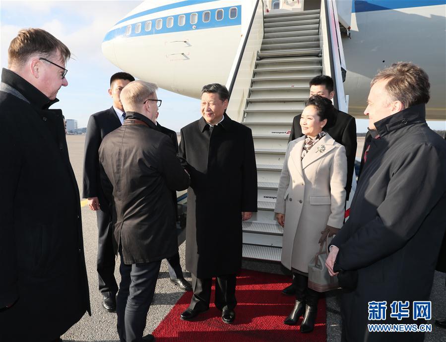 4月4日，國家主席習近平乘專機抵達赫爾辛基，開始對芬蘭共和國進行國事訪問。這是芬蘭政府代表、農業與環境部長蒂利凱寧等在舷梯旁熱情迎接習近平和夫人彭麗媛。新華社記者 蘭紅光 攝 