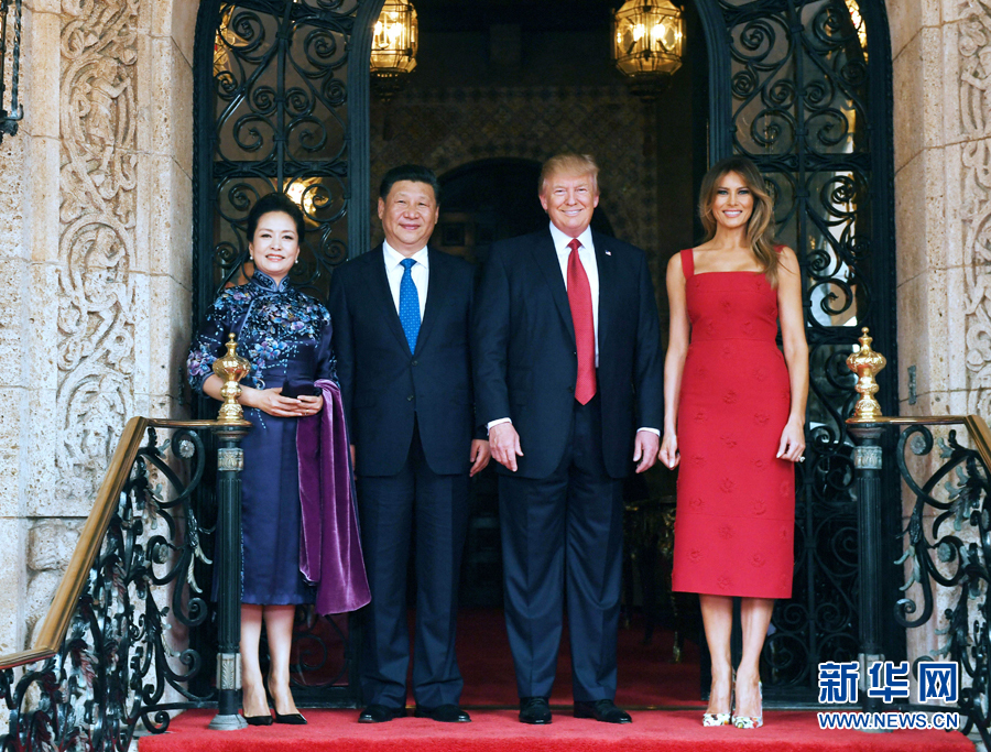 當(dāng)?shù)貢r間4月6日，國家主席習(xí)近平在美國佛羅里達(dá)州海湖莊園同美國總統(tǒng)特朗普舉行中美元首會晤。這是習(xí)近平和夫人彭麗媛同特朗普和夫人梅拉尼婭合影留念。新華社記者 饒愛民 攝 