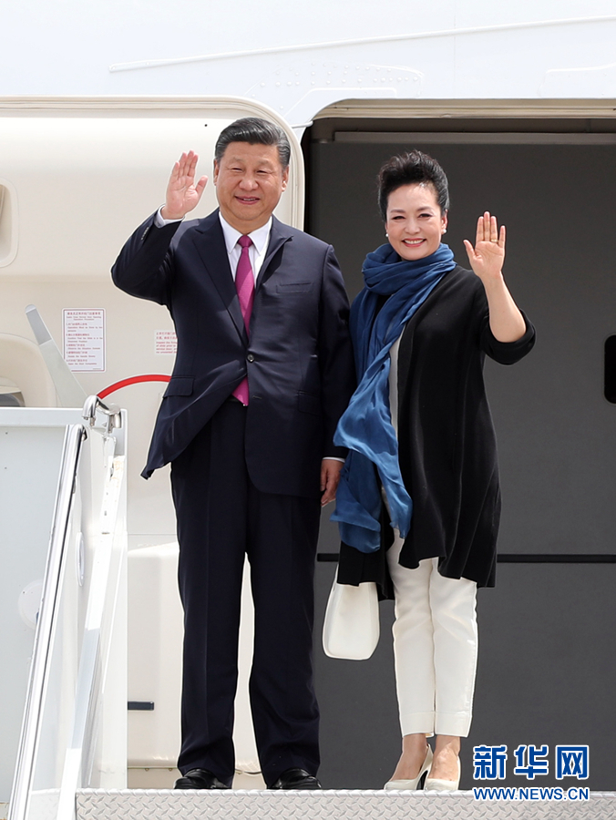 4月6日,國家主席習近平乘專機抵達美國佛羅里達州,將在海湖莊園同美國總統特朗普舉行中美元首會晤。這是習近平和夫人彭麗媛步出機艙。新華社記者 劉衛兵 攝 4月6日,國家主席習近平乘專機抵達美國佛羅里達州,將在海湖莊園同美國總統特朗普舉行中美元首會晤。這是習近平和夫人彭麗媛步出機艙。新華社記者 劉衛兵 攝