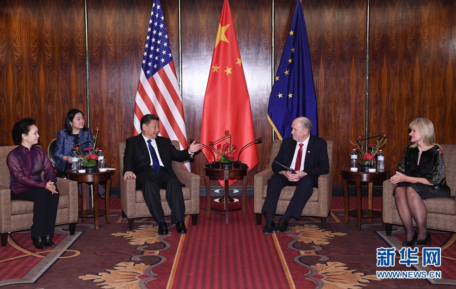 當?shù)貢r間4月7日，國家主席習(xí)近平在美國阿拉斯加州安克雷奇會見阿拉斯加州州長沃克。 新華社記者 饒愛民 攝 