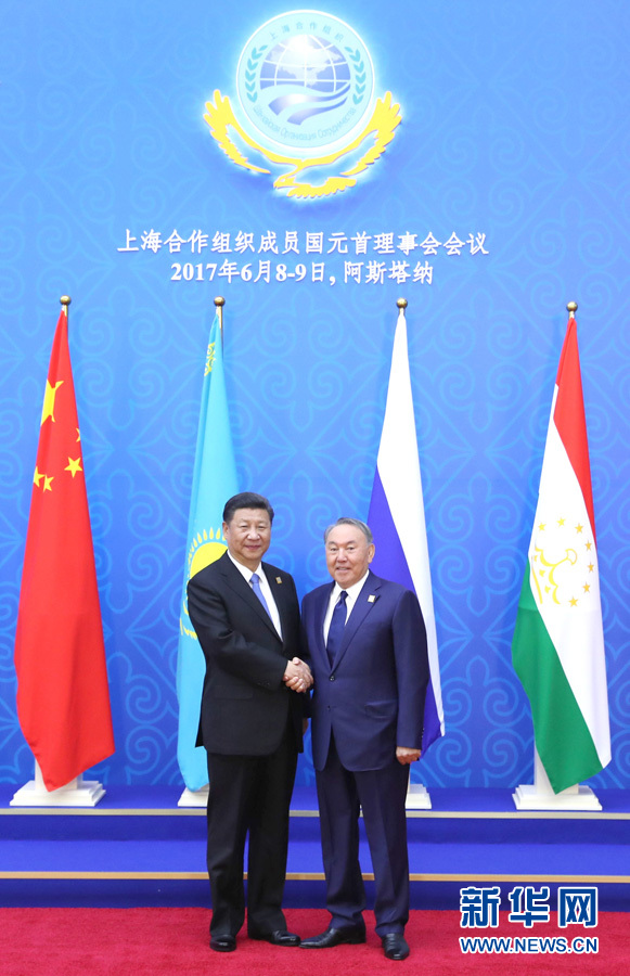 6月9日，國家主席習近平在哈薩克斯坦首都阿斯塔納出席上海合作組織成員國元首理事會第十七次會議并發表重要講話。這是習近平出席會議時，受到哈薩克斯坦總統納扎爾巴耶夫的熱情迎接。新華社記者 馬占成 攝