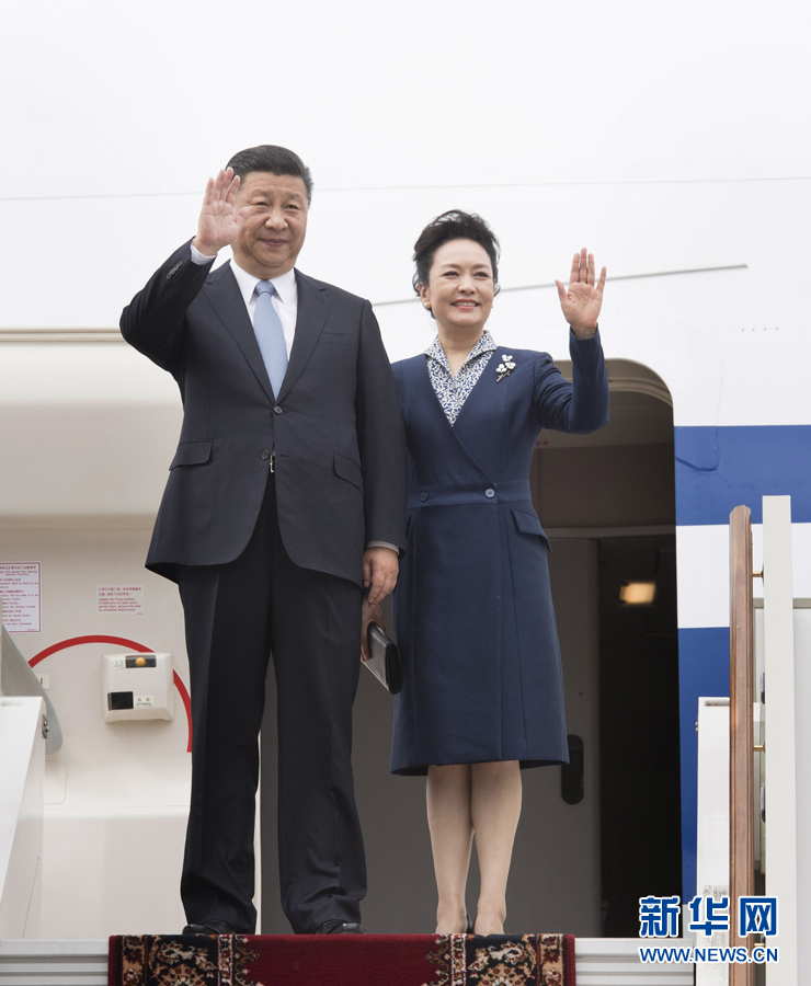 7月3日，國家主席習近平乘專機抵達莫斯科，開始對俄羅斯聯(lián)邦進行國事訪問。這是習近平和夫人彭麗媛步出艙門。 新華社記者 李學仁 攝