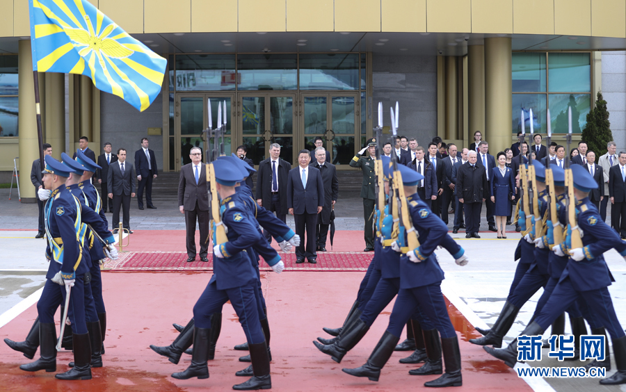 7月3日，國家主席習近平乘專機抵達莫斯科，開始對俄羅斯聯(lián)邦進行國事訪問。這是習近平出席機場歡迎儀式。 新華社記者 謝環(huán)馳 攝
