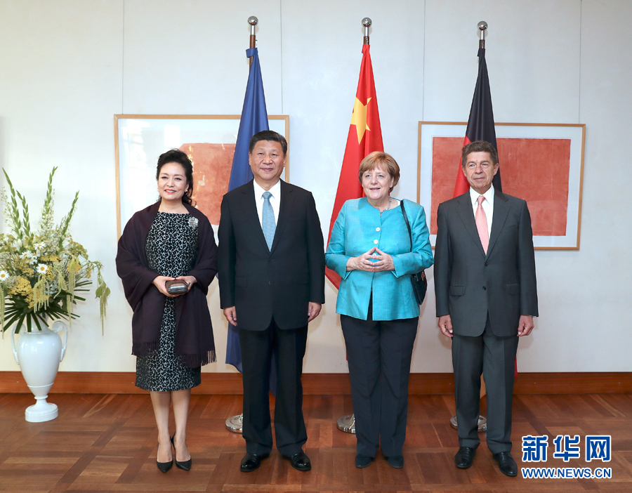 當(dāng)?shù)貢r間7月4日晚，剛剛抵達(dá)柏林的國家主席習(xí)近平在利伯曼故居同德國總理默克爾舉行會見。這是習(xí)近平和夫人彭麗媛抵達(dá)位于柏林市中心勃蘭登堡門附近的利伯曼故居時，受到默克爾和丈夫紹爾熱情迎接。新華社記者 馬占成 攝