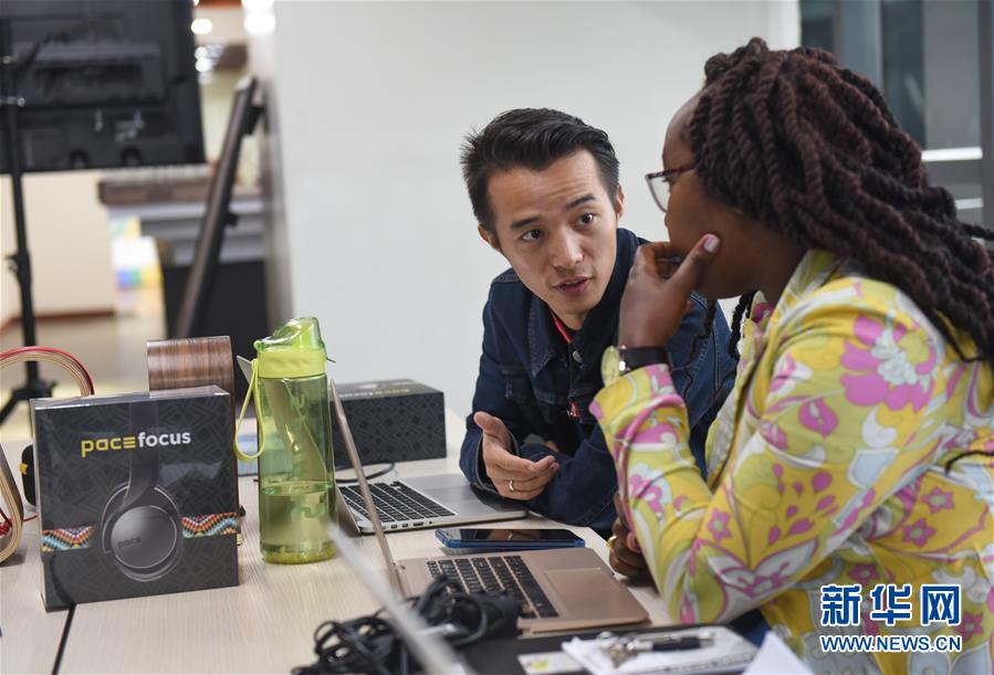 (國(guó)際·中非合作論壇·圖文互動(dòng))(3)他把耳機(jī)賣到肯尼亞總統(tǒng)府——記在非洲當(dāng)創(chuàng)客的中國(guó)青年劉鵬