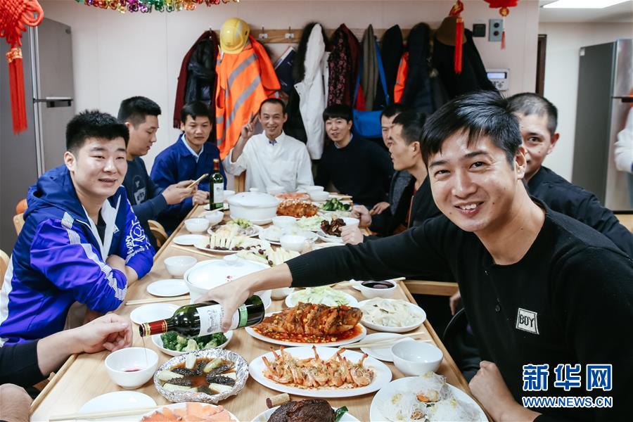 (國際·圖文互動)(2)遠洋巨輪上遲來的年夜飯