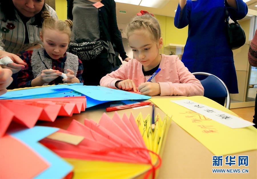 (國際·圖文互動)(4)白俄羅斯國家美術館里的中國年