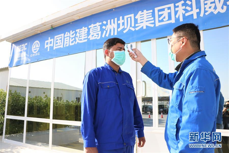 （國(guó)際疫情&middot;圖文互動(dòng)）（6）通訊：防疫、生產(chǎn)兩不誤，沙漠現(xiàn)&ldquo;棋盤&rdquo;&mdash;&mdash;記中企承建科威特住房基建項(xiàng)目