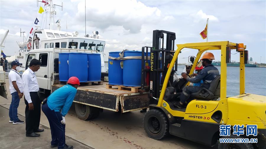 （國際&middot;圖文互動）（3）在斯里蘭卡中國專家和中資企業助力油輪滅火